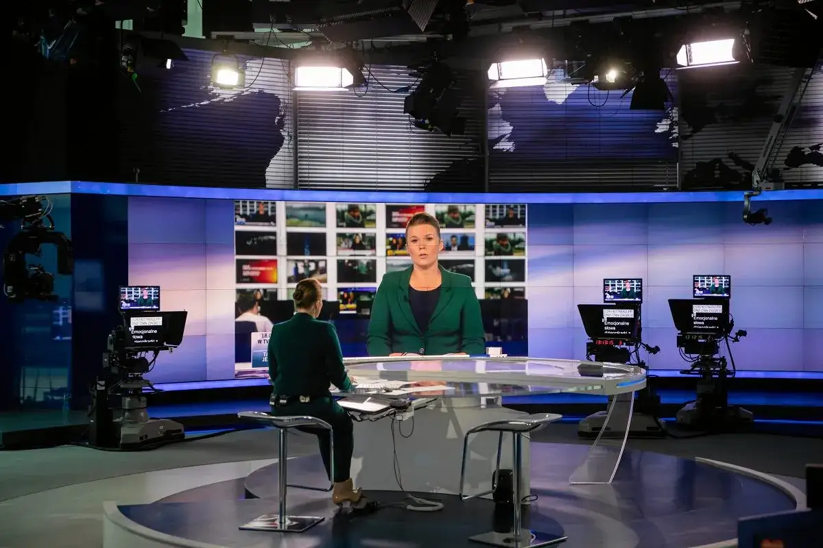 W studiu telewizyjnym dziennikarka omawia, jak ustawa Lex TVN wpłynęła na wizerunek rządu PiS.