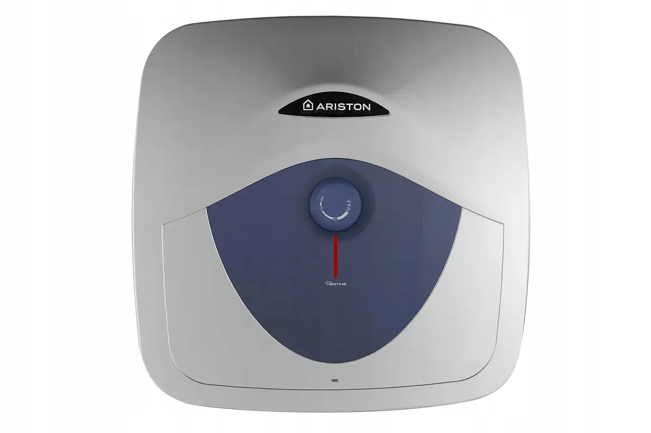 Bojler Ariston 30l z pokrętłem regulacji temperatury i wskaźnikiem grzania.