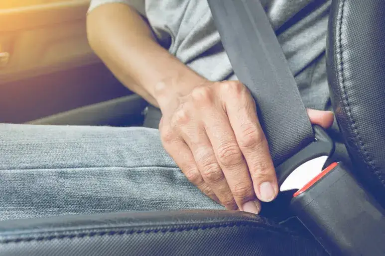 Pasy bezpieczeństwa: Kiedy wprowadzono obowiązek w Polsce i dlaczego?