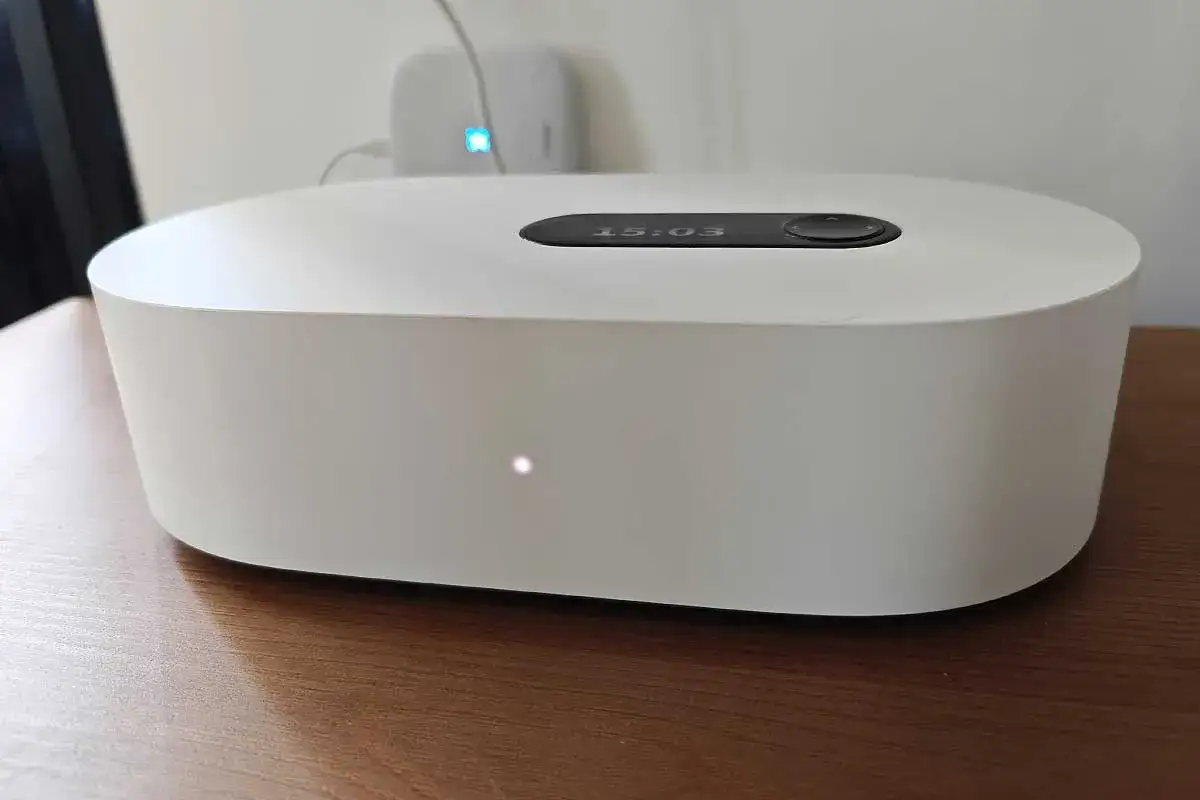 Boîtier blanc avec affichage 15:03. Faut-il éteindre la box le soir ? Une petite lumière rose est allumée.