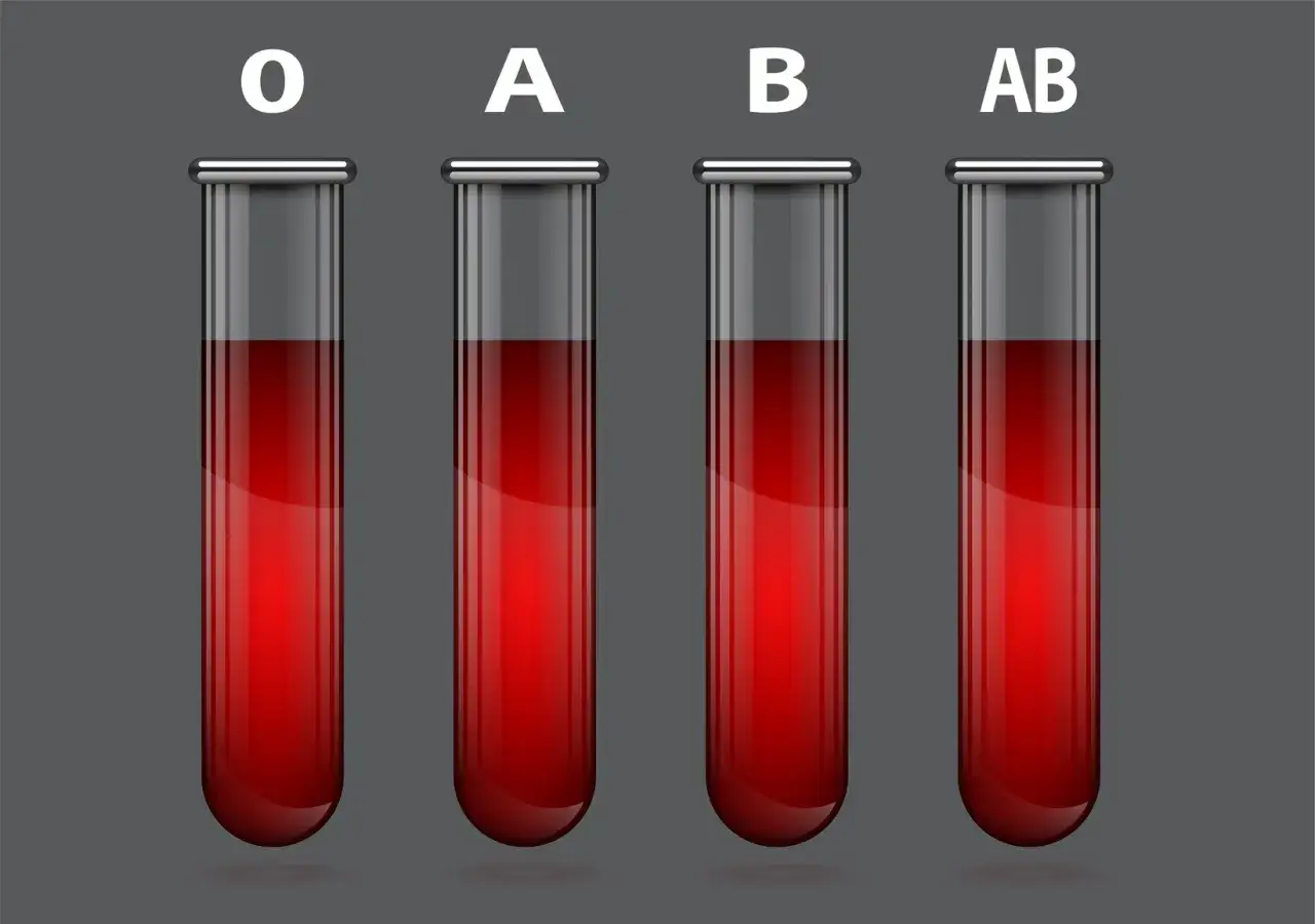 Cztery probówki z krwią oznaczone O, A, B, AB. Ilustracja może symbolizować badania grup krwi, które są kluczowe w zapobieganiu konflikt serologiczny.