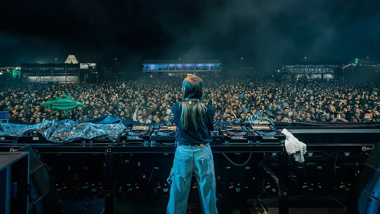 DJka na scenie, tłum ludzi na festiwalu techno Polska, unoszący się zielony aligator.