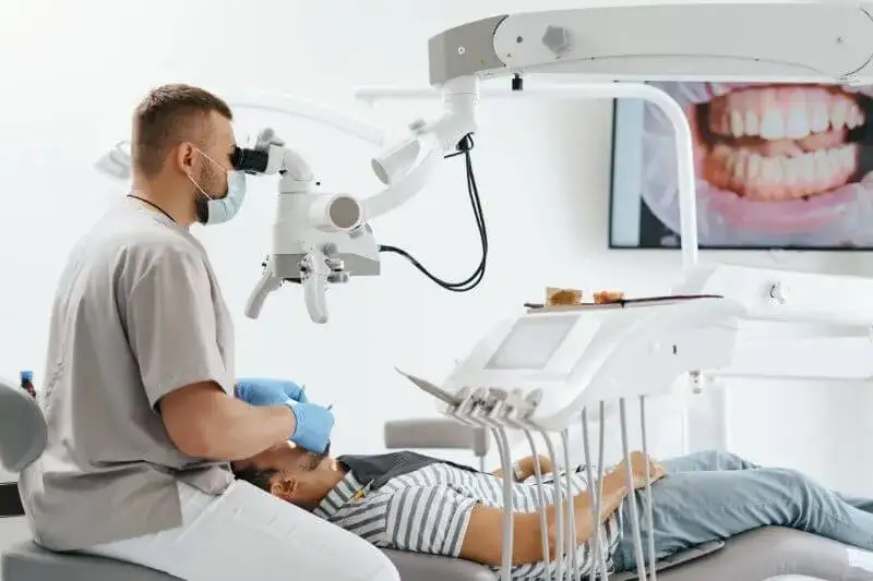 Jak dentysta usuwa kamień nazębny? Proces, metody i co warto wiedzieć przed zabiegiem