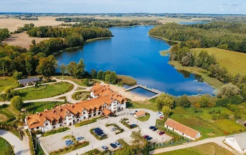 Hotele nad jeziorami Mazowsze: Gdzie na weekend z SPA i dziećmi?