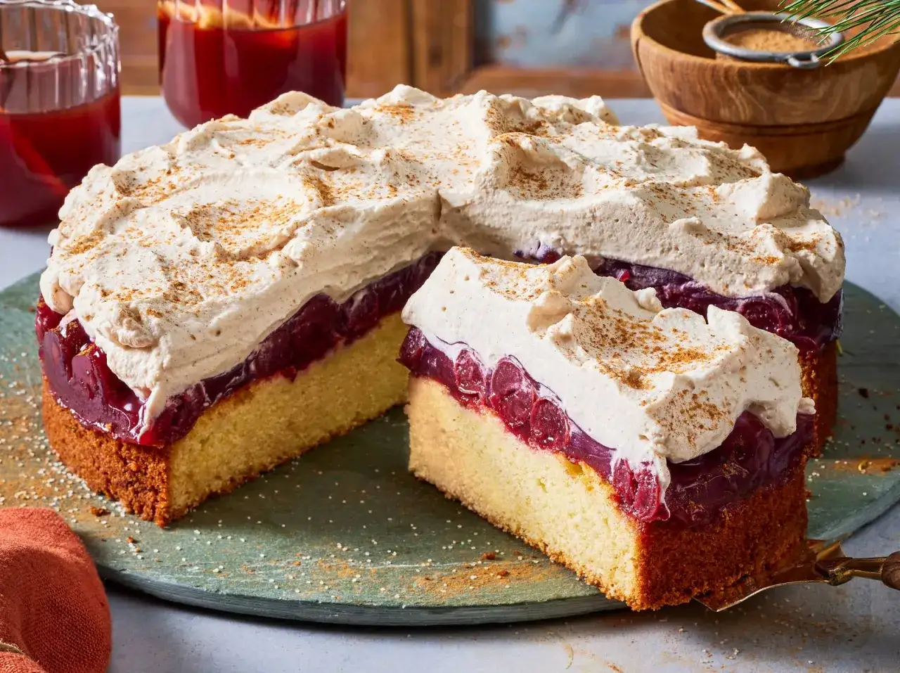 Ein saftiger **kuchen zum Adventskaffee** mit Kirschen und luftiger Sahne, bestäubt mit Zimt. Perfekt für gemütliche Stunden.