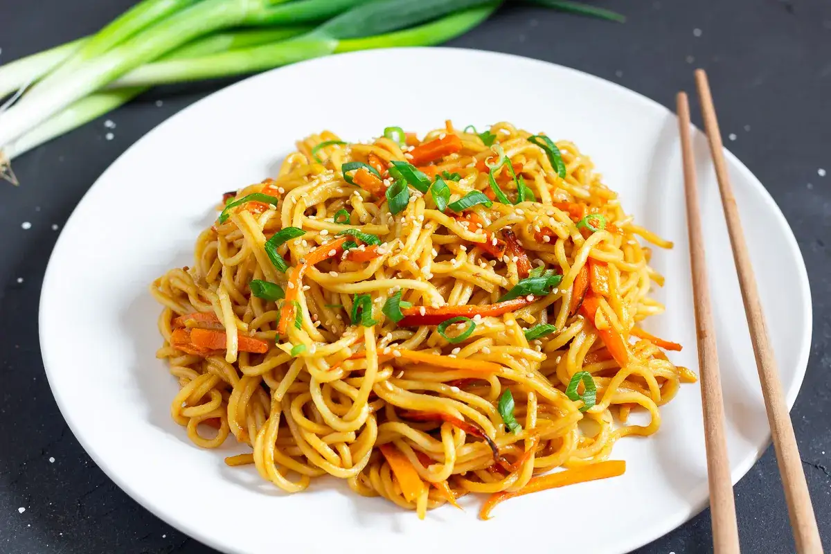 Chinesische gebratene Nudeln: Einfach & lecker wie vom Asiaten