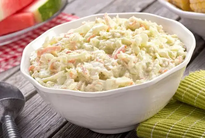 Surówka jak z KFC – Prosty przepis na idealną sałatkę w domu