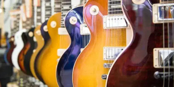 Kiedy powstała gitara elektryczna? Poznaj fascynującą historię instrumentu