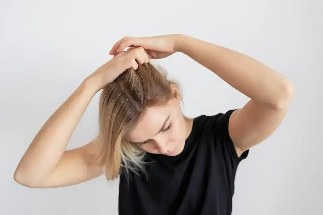 Jaki peeling do skóry głowy wybrać, aby uniknąć problemów z włosami?