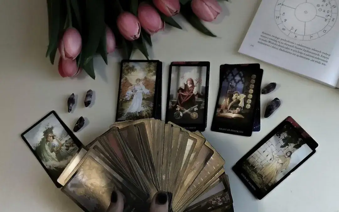 Czy tarot to czarna magia? Odkryj prawdę o tej praktyce