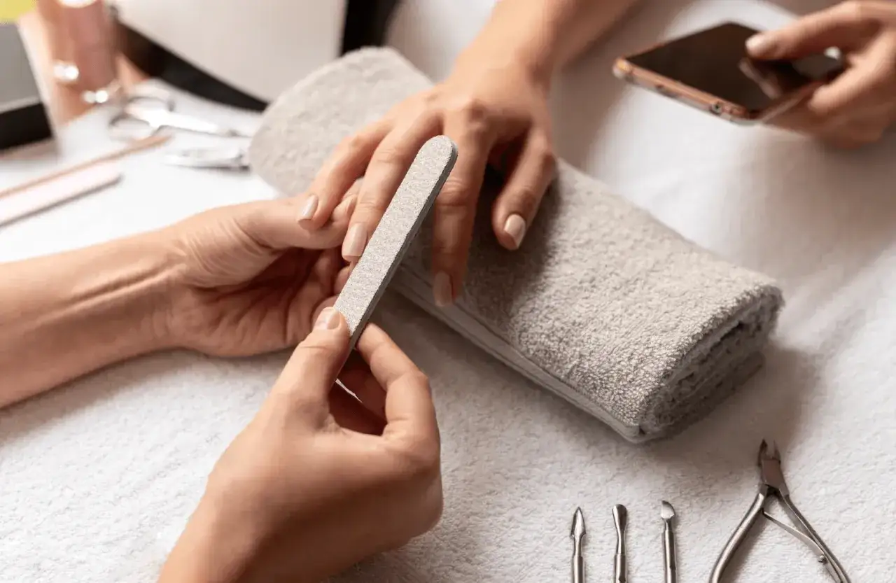 Co to jest manicure? Definicja, rodzaje i korzyści dla Twoich paznokci