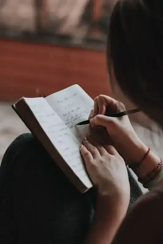 Jak pisać teksty piosenek: sprawdzone techniki i inspiracje dla twórców