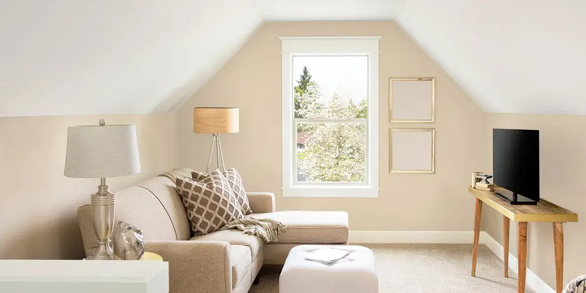Malowanie salonu na poddaszu: Jak rozjaśnić i powiększyć skosy?