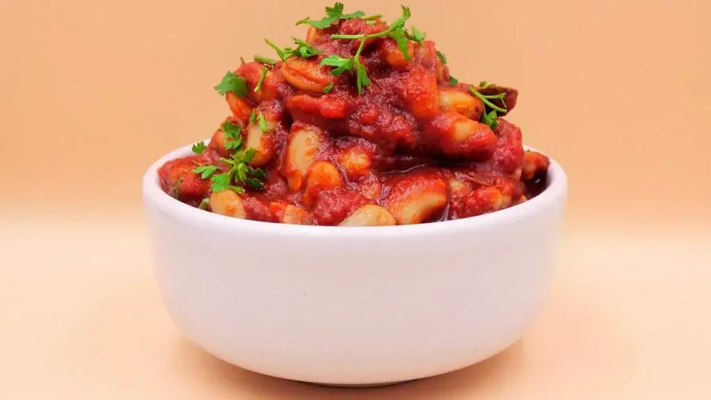 Fasolka w sosie pomidorowym: Z czym ją podawać? Odkryj nowe smaki!