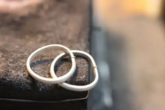 Obrączka płaska czy półokrągła - wybierz idealny pierścionek dla siebie