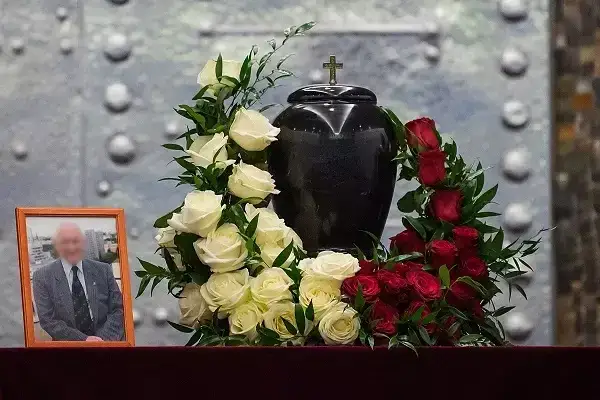 Kwiaty na pogrzeb starszej osoby: symbolika, kolory i etykieta