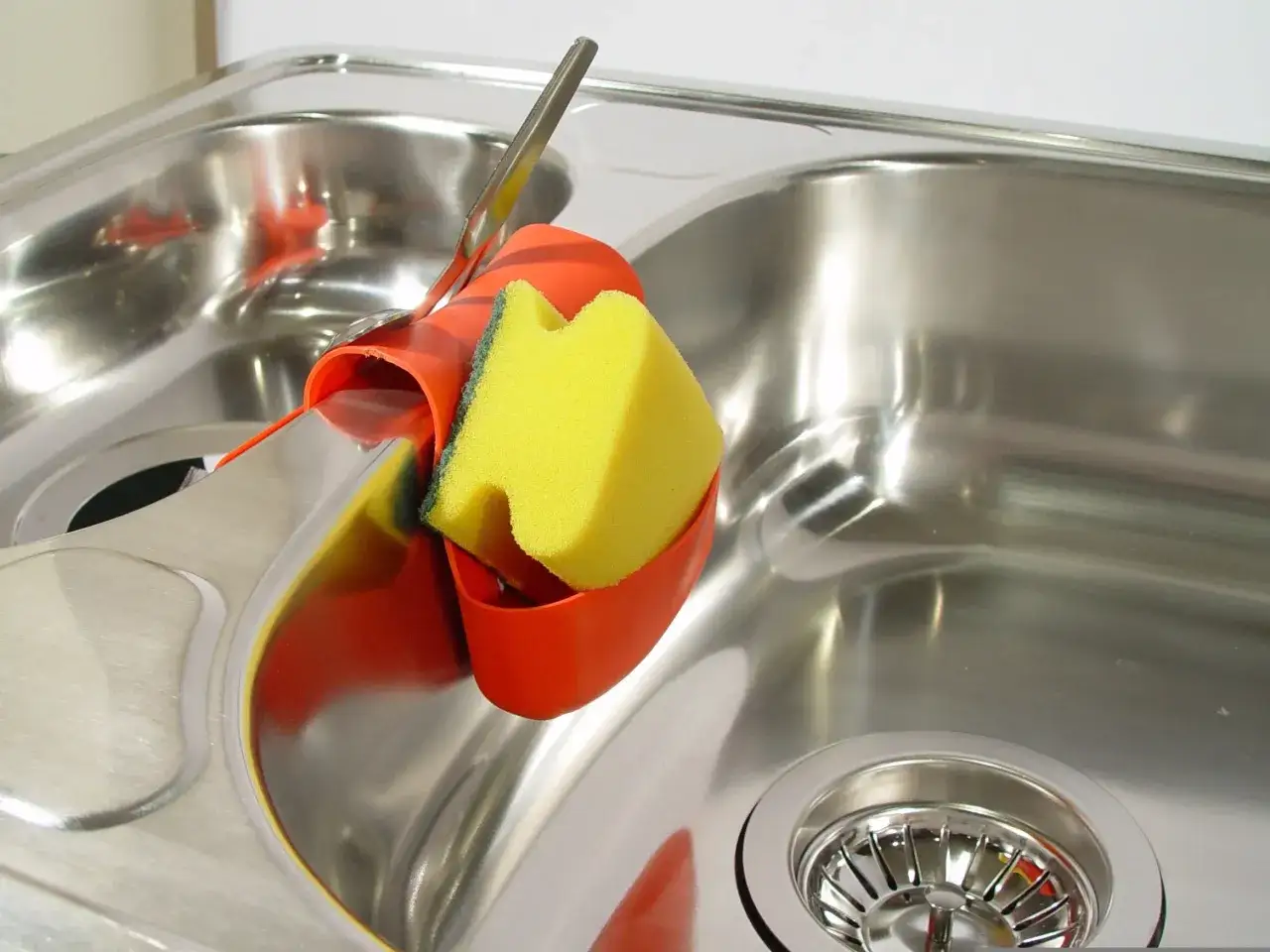 Jak przetkać zlew w kuchni - skuteczne metody na uciążliwe zatory
