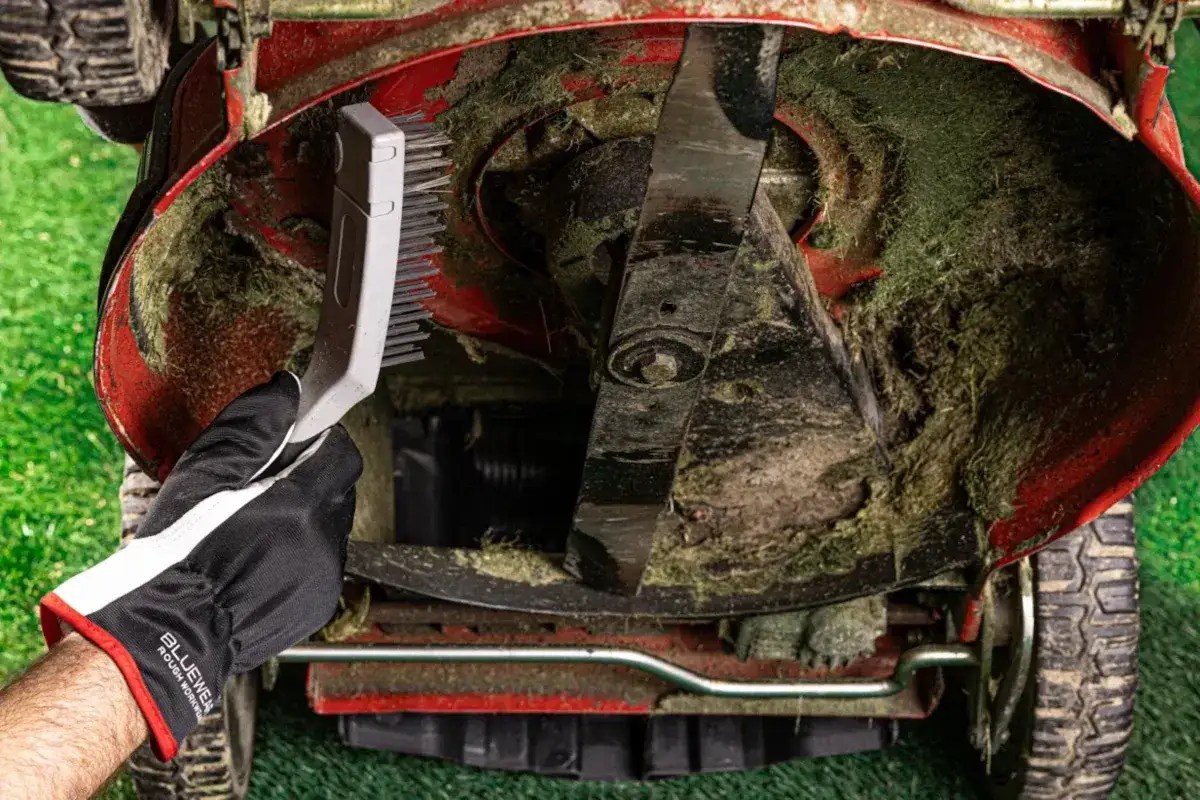 Kosiarka spalinowa: na którą stronę przechylać? Uniknij awarii!