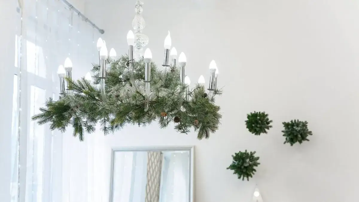 Jak ozdobić żyrandol na święta - 10 kreatywnych pomysłów na dekoracje