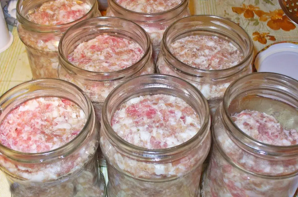 Kiełbasa w słoikach: Twój przepis na domowy smak i bezpieczeństwo