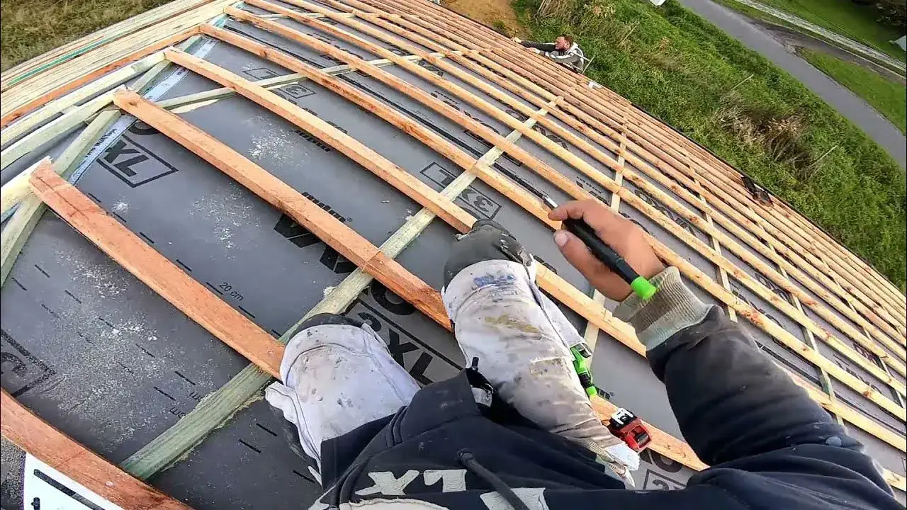 Jak ułożyć dachówkę karpiówkę: 5 kroków do perfekcyjnego dachu