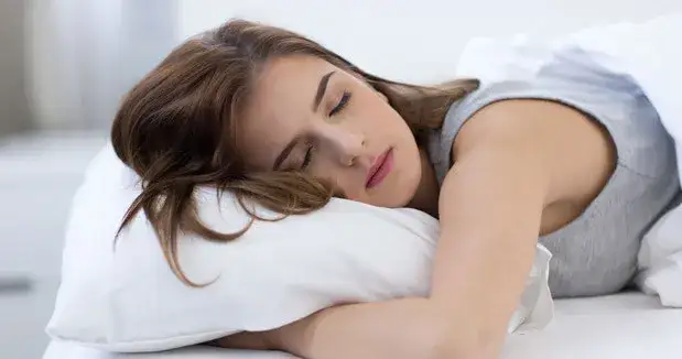 Czy można spać w soczewkach kontaktowych? Poznaj ryzyko i zalecenia