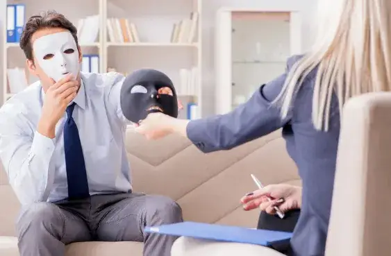 Kim jest hipokryta? Cechy i zachowania obłudnej osoby