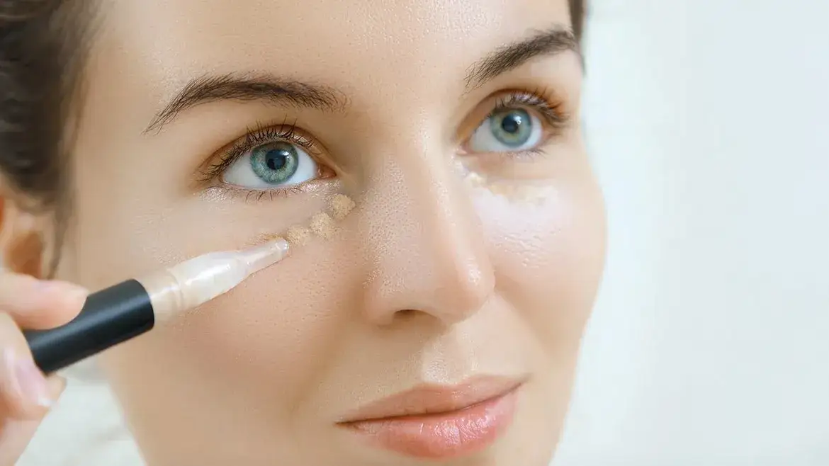 Czy korektor powinien być jaśniejszy od podkładu? Oto prawda o makijażu