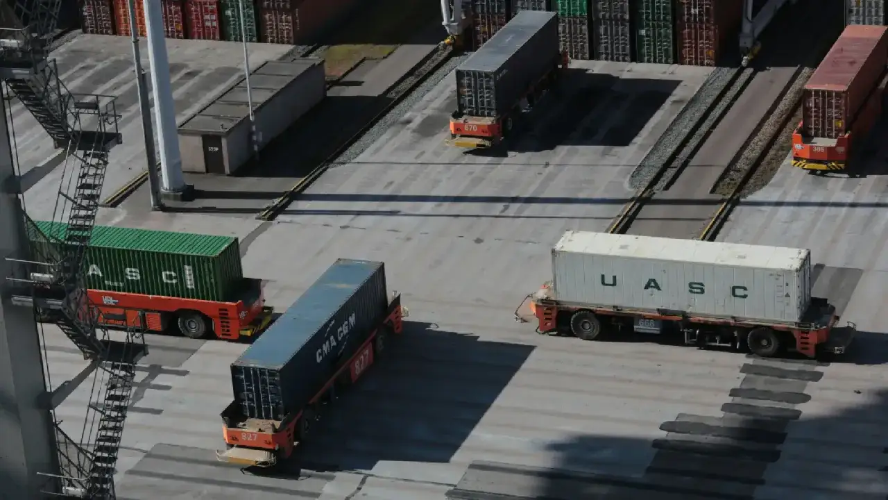 Spedytor: Kto to jest, co robi i jak nim zostać? Zarobki, wyzwania