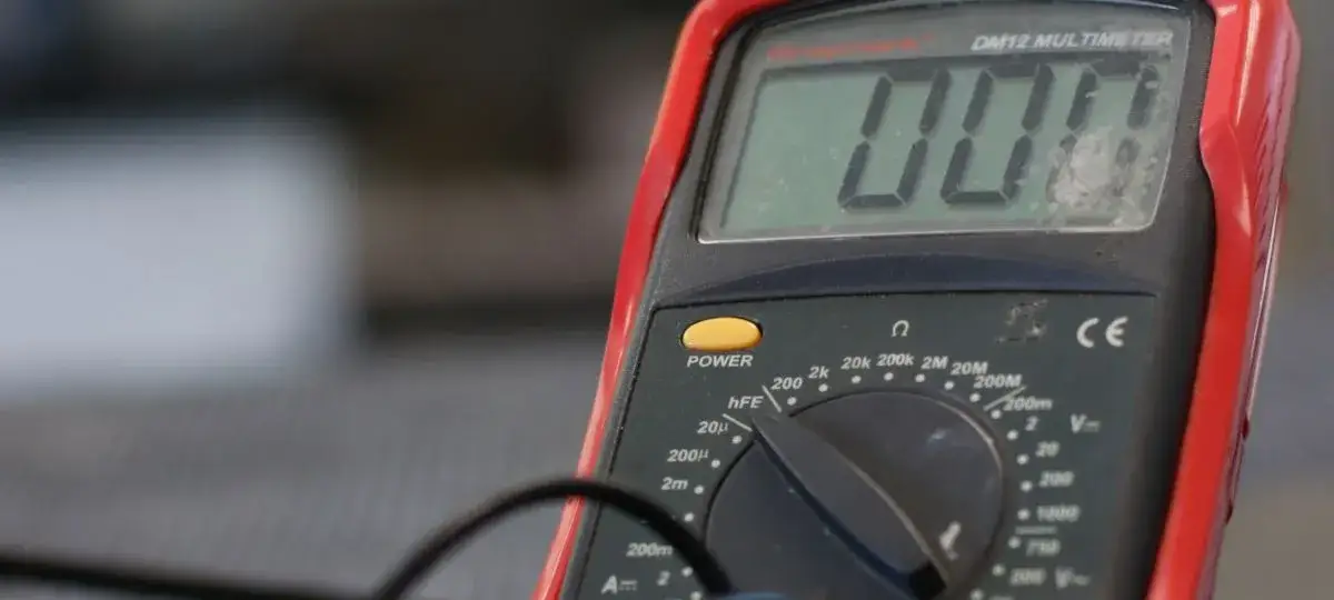 Napięcie ładowania alternatora 12V: Jak sprawdzić i zdiagnozować?