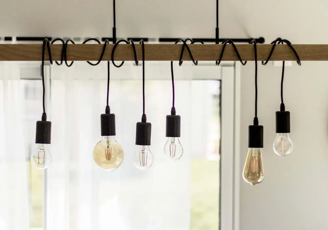 Jak zrobić żyrandol z drewna – proste kroki do efektownej lampy