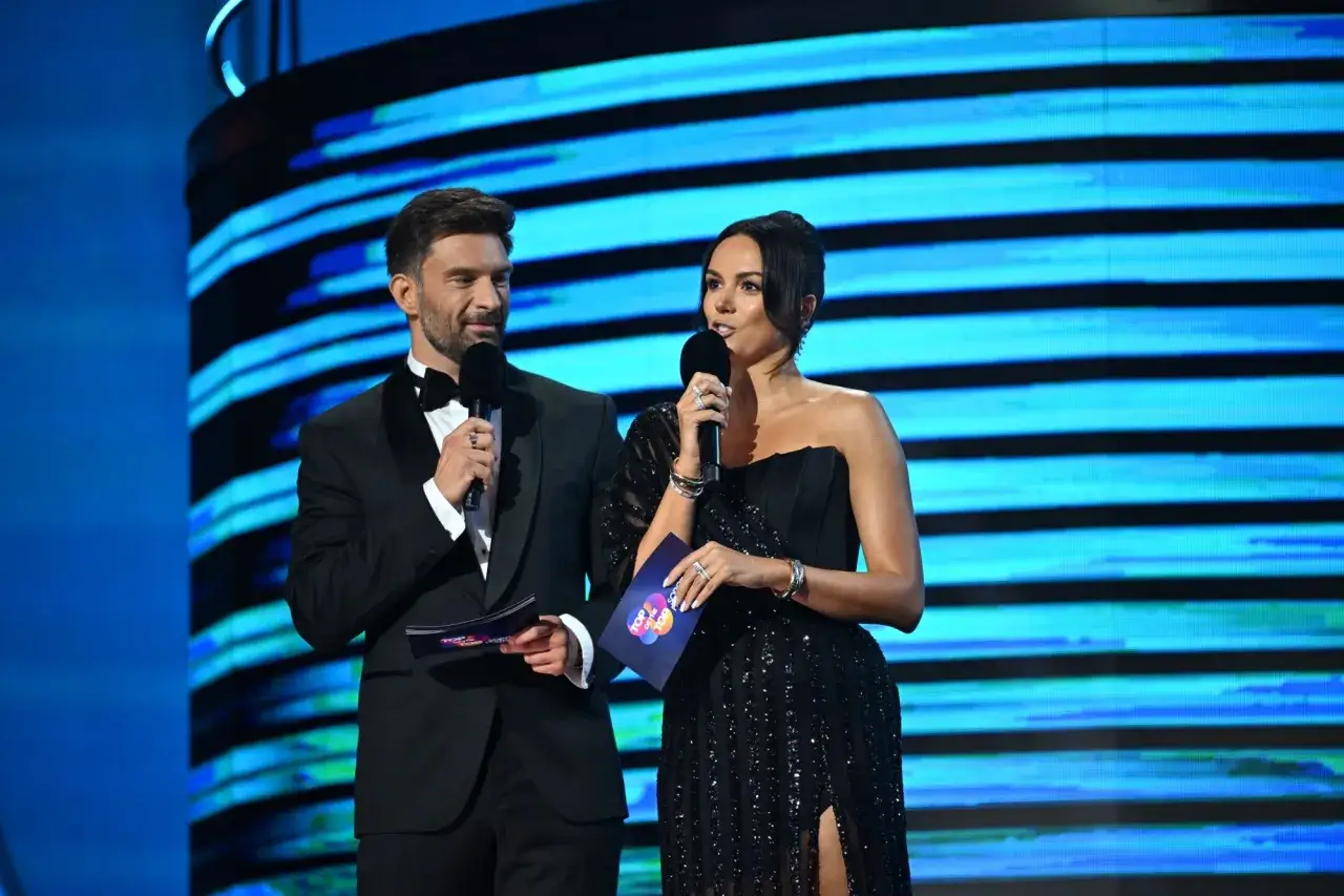 Prowadzący program na żywo, ubrani elegancko, trzymają mikrofony i materiały. Czy to wyjaśnia, dlaczego rano przerwano nagranie popularnego programu na żywo?