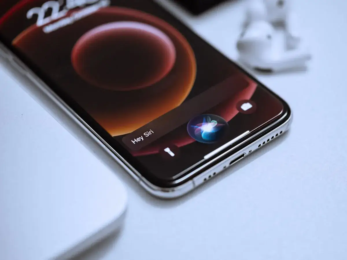 Siri: jak włączyć, skonfigurować i naprawić? Pełny przewodnik!