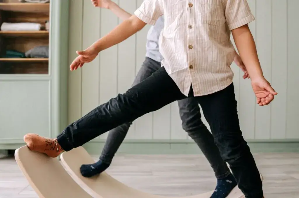 Deska sensoryczna – jak wspiera rozwój motoryczny dzieci i dorosłych