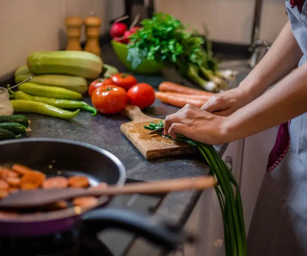 Lekka kolacja: Co jeść wieczorem, by schudnąć i dobrze spać?