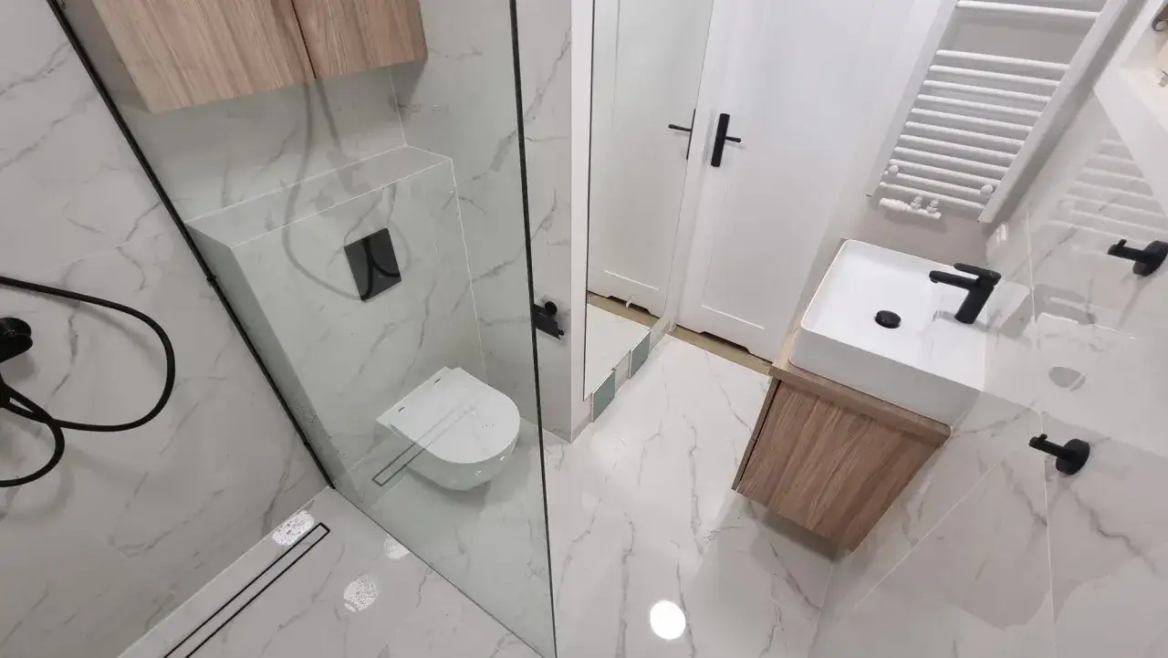 Koszt remontu łazienki w bloku 2026: Nie daj się zaskoczyć!