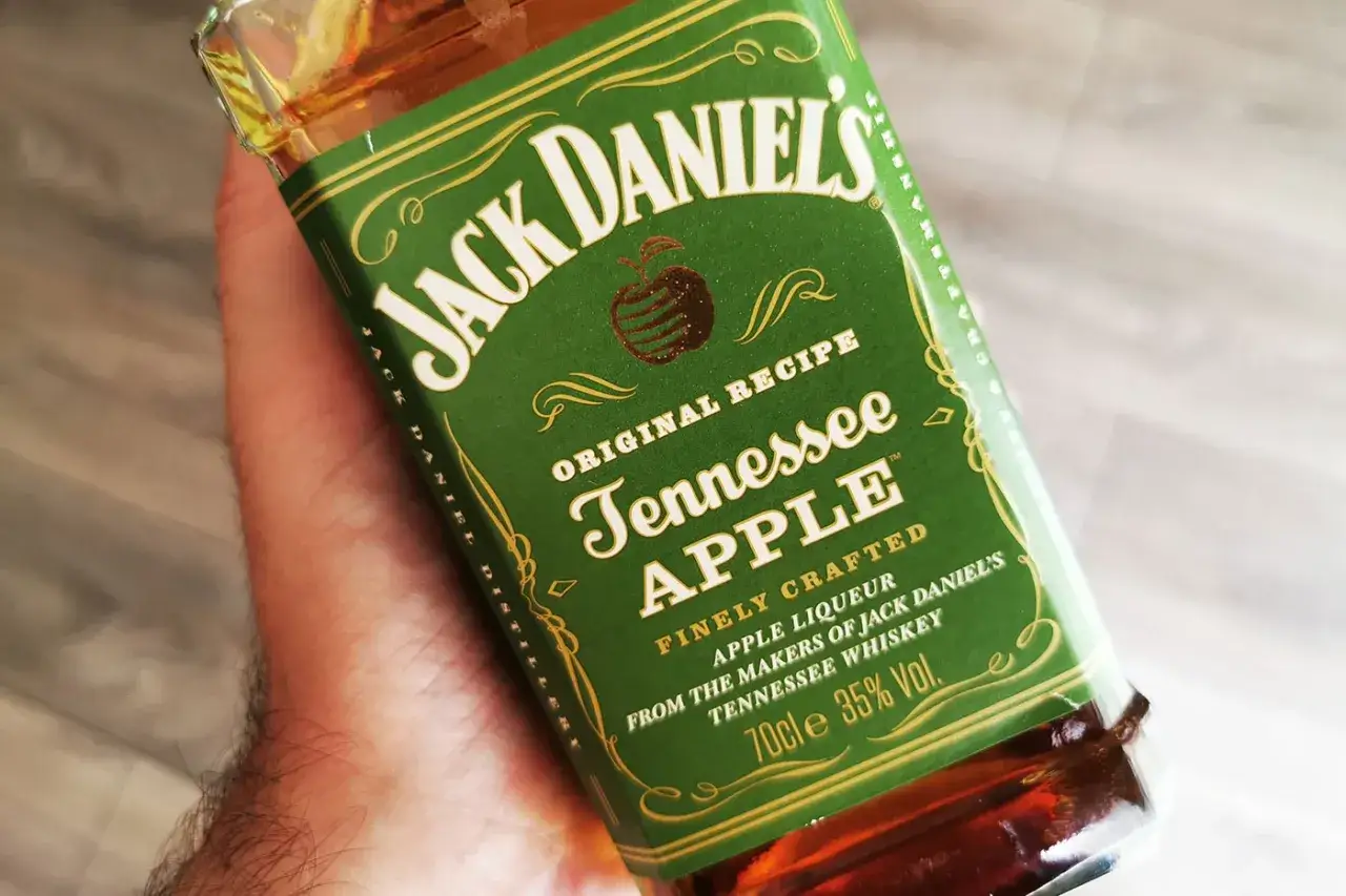 Butelka Jack Daniel's Tennessee Apple, z jabłkowym aromatem, który obiecuje wyjątkowy smak.