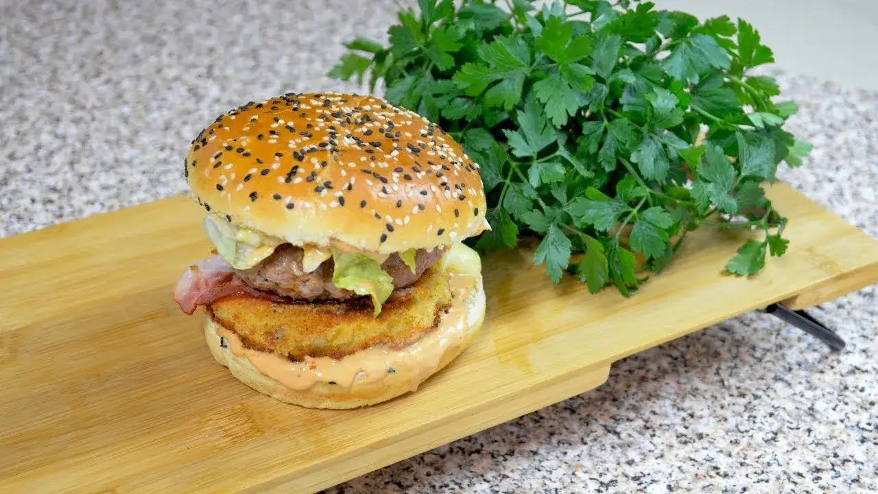 Jak zrobić burgera jak z McDonald's - prosty przepis na smak dzieciństwa