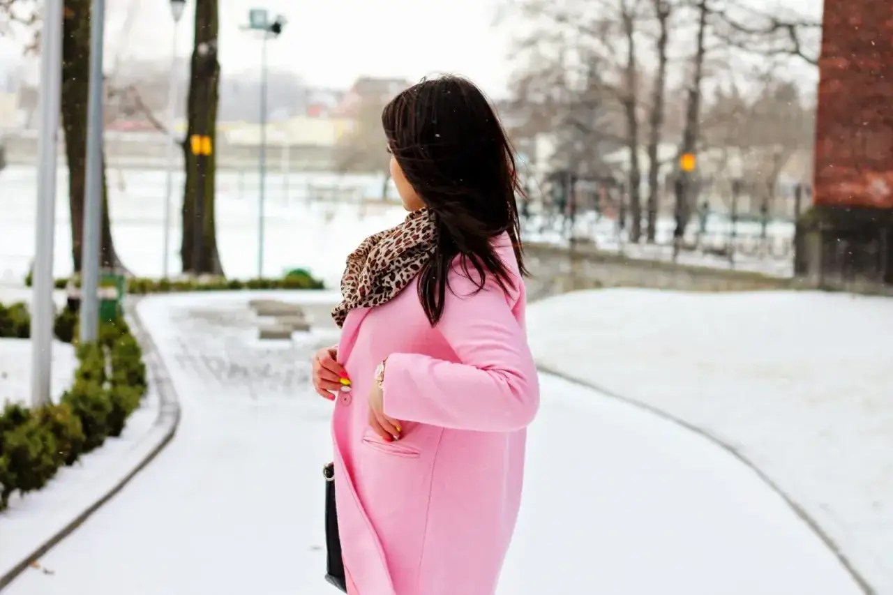 Płaszcz pudrowy róż: Jak stylizować go z klasą na każdą okazję?