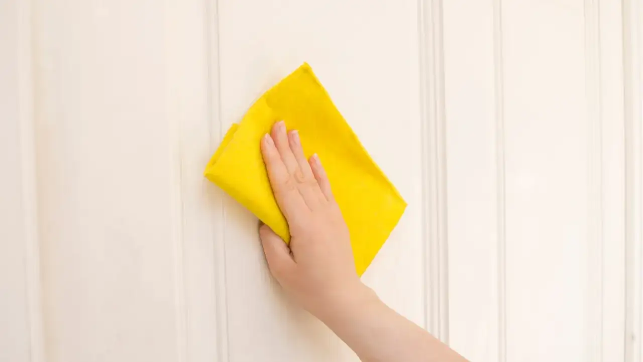 Żółte plamy na białych drzwiach? Przywróć biel! Sprawdzone triki