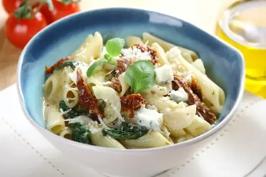 Penne ze szpinakiem i suszonymi pomidorami - prosty przepis na smakowite danie