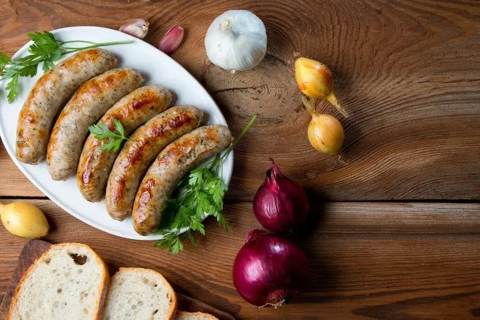 Ile piec białą kiełbasę w piekarniku, by była idealnie soczysta?