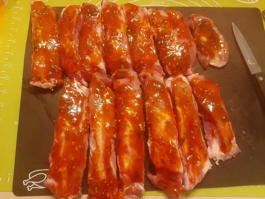 Ile piec żeberka w piekarniku, aby były soczyste i miękkie?