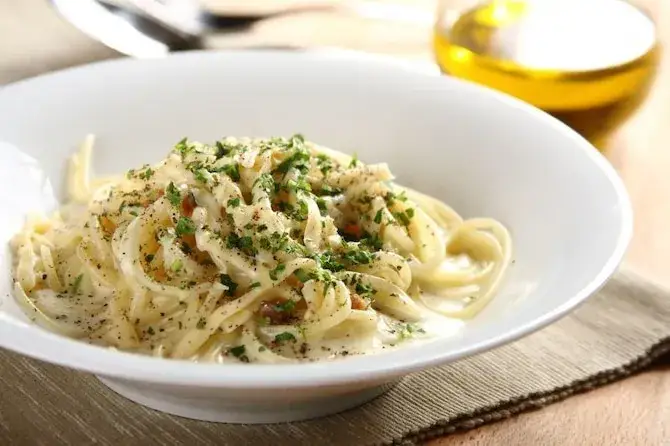 Szybkie spaghetti w sosie śmietanowym - idealne na obiad bez stresu