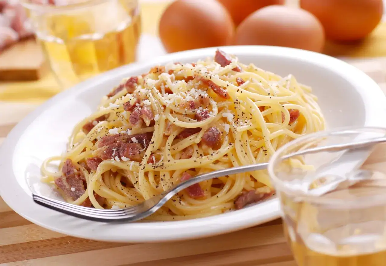 Kremowe spaghetti carbonara - prosta receptura na idealny sos