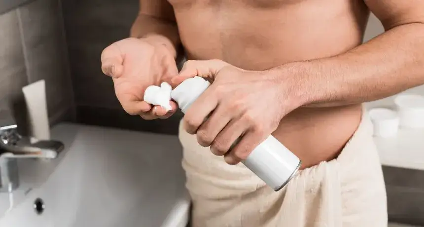 Jak golić miejsca intymne męskie bez podrażnień i błędów