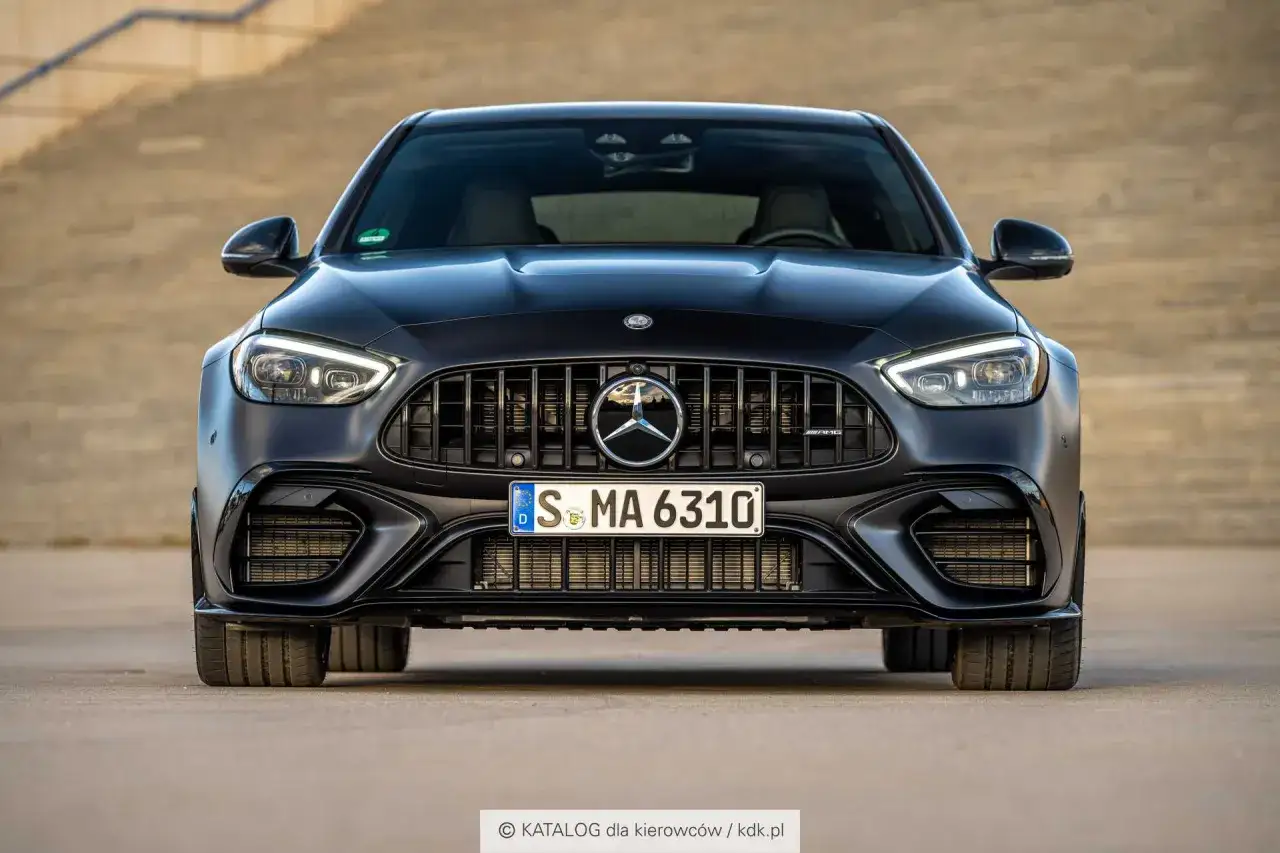 Mercedes C Klasa AMG: V8 czy hybryda? Przewodnik kupującego