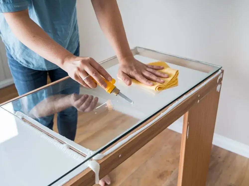 Jak zamontować szklany blat do stołu - uniknij najczęstszych błędów