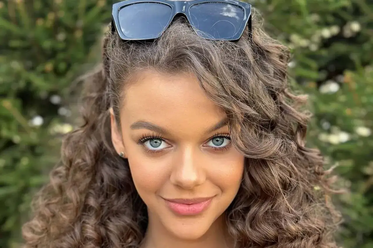 Emilia Dankwa z burzą kręconych włosów i okularami na głowie. Jej wzrost jest nieznany, ale uśmiech mówi wszystko.