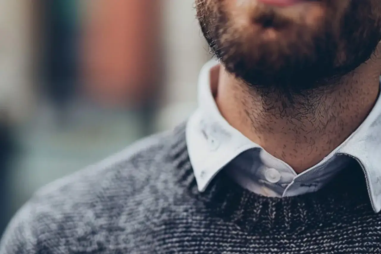 Koszula i sweter: jak połączyć je stylowo? Poradnik Anieli Sobczak